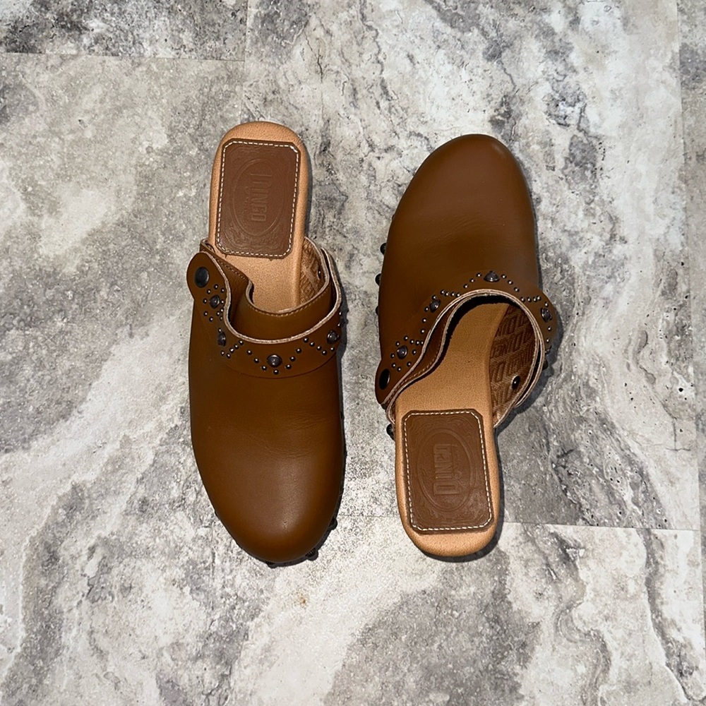 Dingo leather clogs